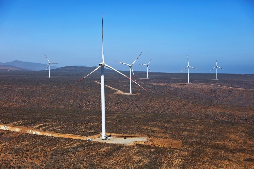 這是2023年2月14日拍攝的位于智利中部沿海的蓬塔謝拉風(fēng)電場。蓬塔謝拉風(fēng)電場是中國在智利投資建設(shè)的首個風(fēng)電場，2018年正式投產(chǎn)發(fā)電，可滿足13萬戶家庭的用電需求，同時每年還能減少15.7萬噸碳排放。