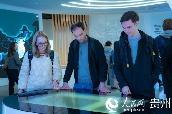 在國家大數(shù)據(jù)（貴州）綜合試驗區(qū)交流體驗中心，歐亞國家記者體驗貴州大數(shù)據(jù)應(yīng)用場景。人民網(wǎng) 陽茜攝
