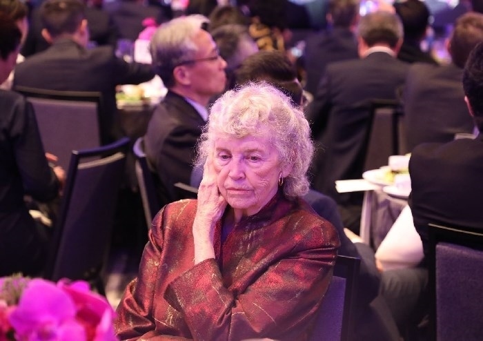 當地時間11月15日晚，國家主席習近平在美國舊金山出席美國友好團體聯合舉行的歡迎宴會。在熱烈的掌聲中，習近平發(fā)表重要演講。圖為參加晚宴人士認真聆聽演講。人民日報記者 李志偉 攝