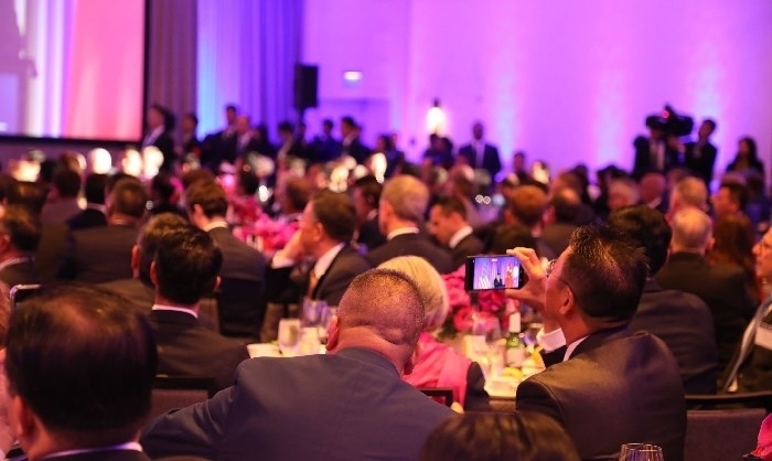 當地時間11月15日晚，國家主席習近平在美國舊金山出席美國友好團體聯合舉行的歡迎宴會。在熱烈的掌聲中，習近平發(fā)表重要演講。圖為參加晚宴人士認真聆聽演講。人民日報記者 李志偉 攝