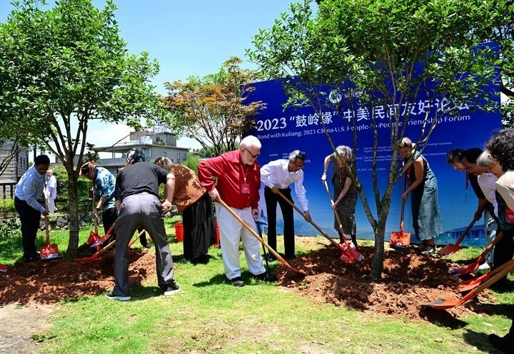2023年6月28日，出席“鼓嶺之友”座談會的中美各界人士在鼓嶺共同植樹留念。