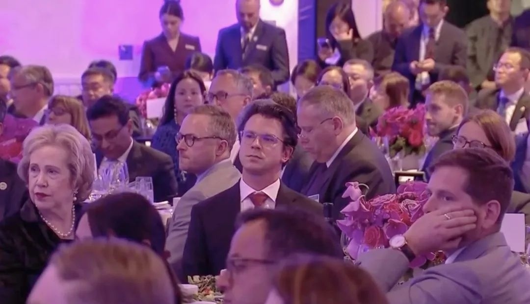 △當(dāng)?shù)貢r(shí)間11月15日晚，習(xí)近平主席在美國(guó)友好團(tuán)體聯(lián)合歡迎宴會(huì)上發(fā)表演講。圖為參加宴會(huì)的人士認(rèn)真聆聽(tīng)演講。