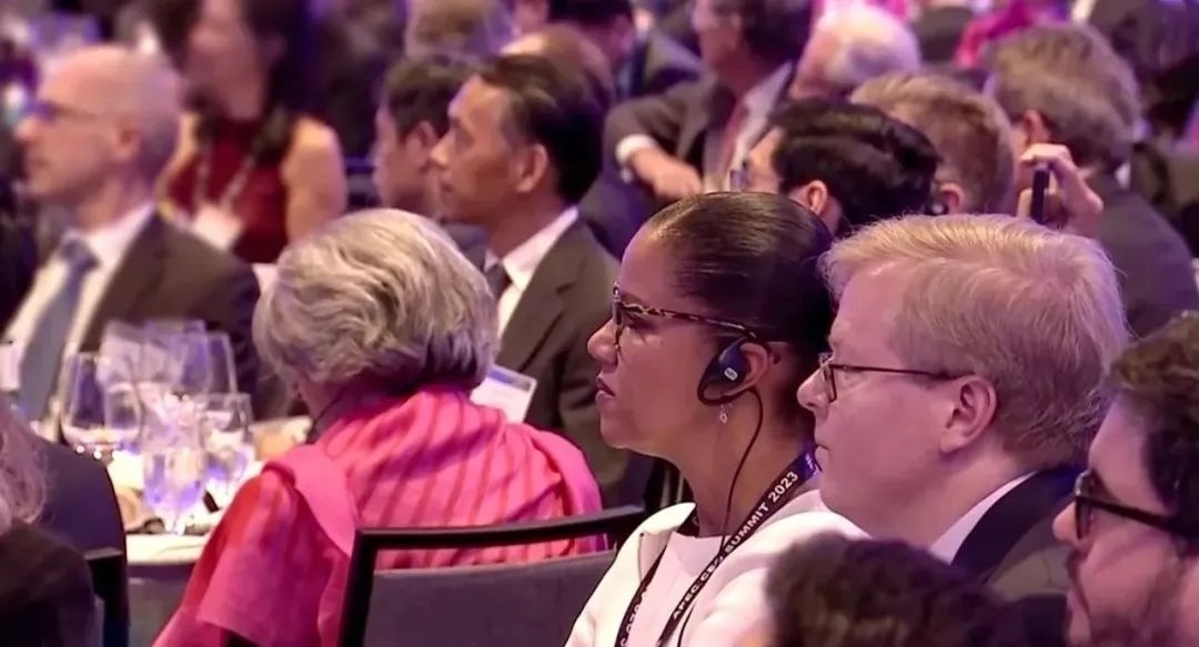 △參加宴會(huì)的人士認(rèn)真聆聽(tīng)演講。