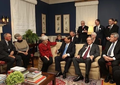 △2012年2月15日，習(xí)近平在前艾奧瓦州友好省州委員會(huì)委員蘭蒂夫人（左三）的家中回憶1985年訪問(wèn)該地時(shí)的情景。