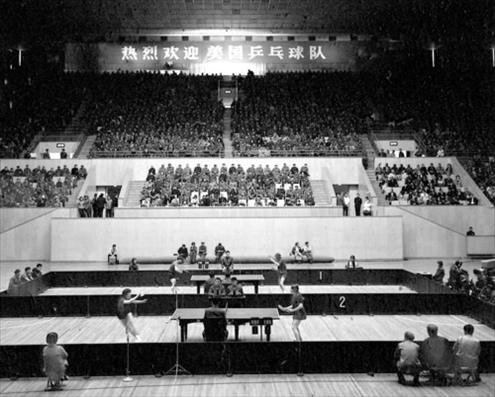 1971年4月13日，中華全國體育總會舉行歡迎儀式，歡迎前來中國進行訪問的美國乒乓球代表團。中美兩國乒乓球運動員在北京首都體育館進行了友誼比賽。 新華社發(fā)