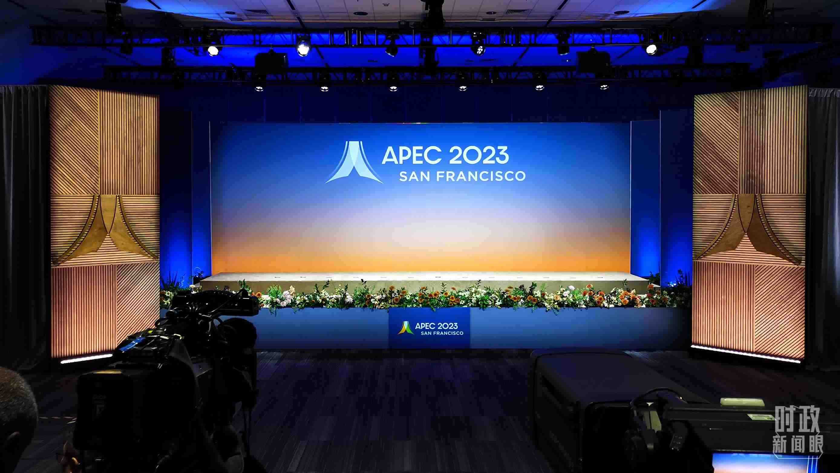 △16日，APEC領(lǐng)導(dǎo)人同東道主嘉賓在對(duì)話會(huì)前集體合影，圖為記者們?cè)诘却嫌伴_始。（總臺(tái)央視記者石偉明拍攝）