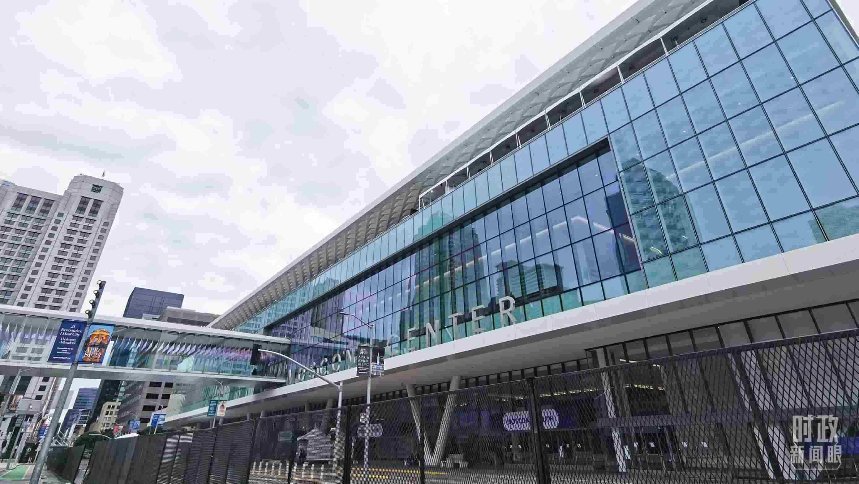 △美國(guó)舊金山，莫斯康中心，APEC第三十次領(lǐng)導(dǎo)人非正式會(huì)議在這里舉行。（總臺(tái)央視記者曹亞星拍攝）