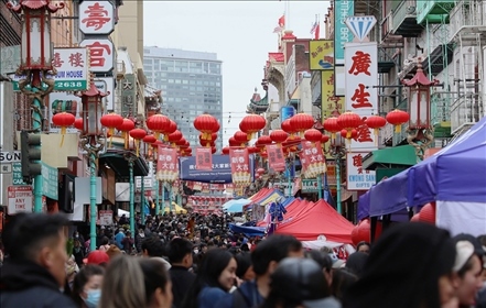 2023年1月15日，人們在美國舊金山唐人街的迎春街會上游覽、購物。當日，為期兩天的迎春街會在美國舊金山唐人街閉幕，活動吸引了大批市民和游客。新華社發(fā)