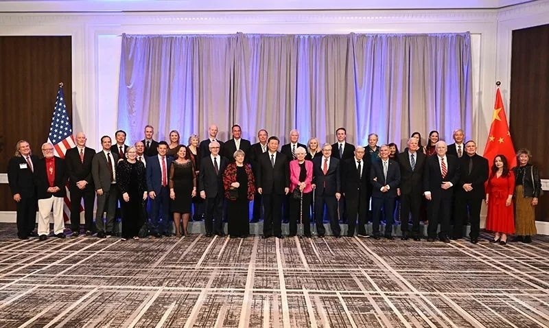 △宴會(huì)開(kāi)始前，習(xí)近平主席會(huì)見(jiàn)飛虎隊(duì)和史迪威將軍后人、鼓嶺、艾奧瓦州、華盛頓州等方面友好人士代表，同他們親切交談并合影留念。