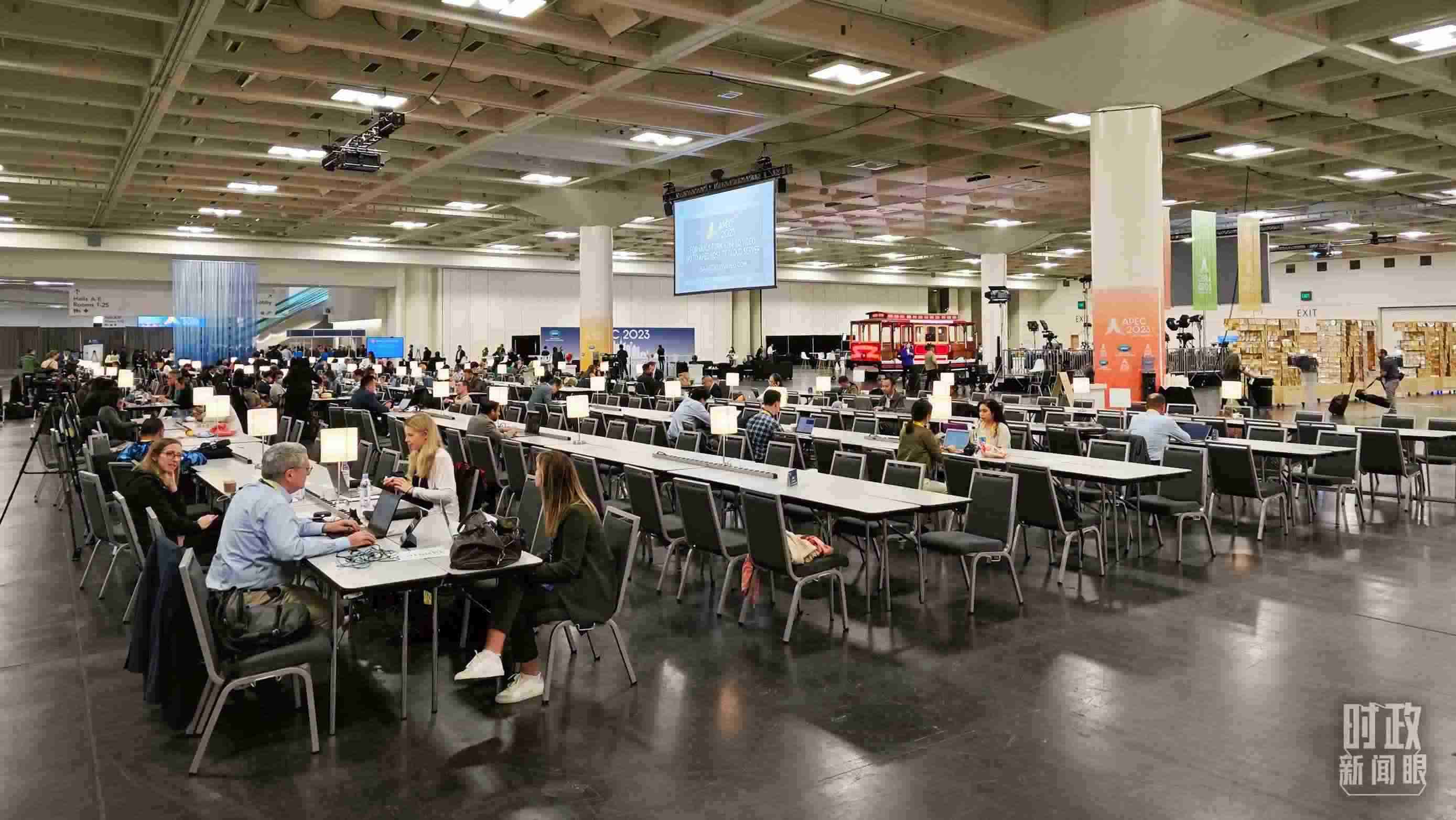 △APEC會(huì)議國(guó)際媒體中心，各國(guó)記者正在工作。（總臺(tái)央視記者王哈男拍攝）