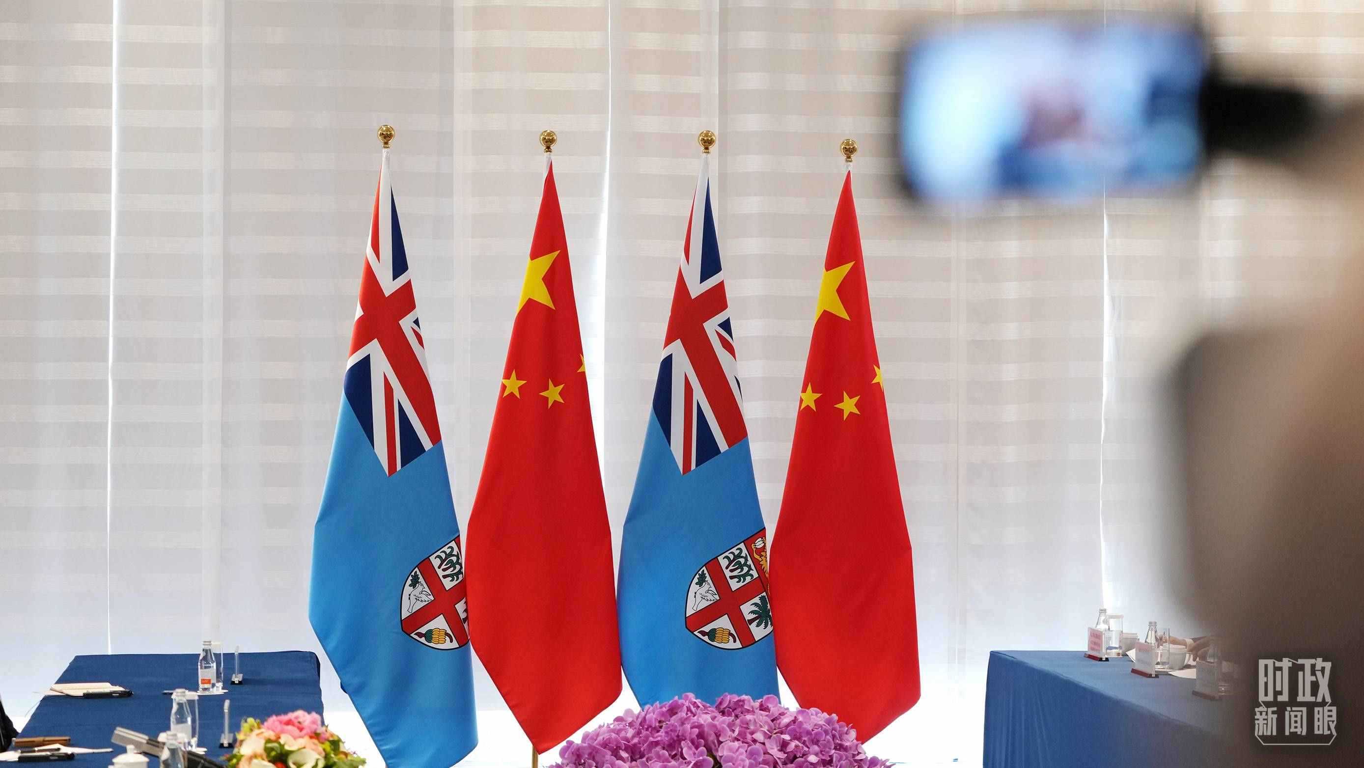 △會(huì)談現(xiàn)場(chǎng)的中斐兩國(guó)國(guó)旗。（總臺(tái)國(guó)廣記者李晉拍攝）