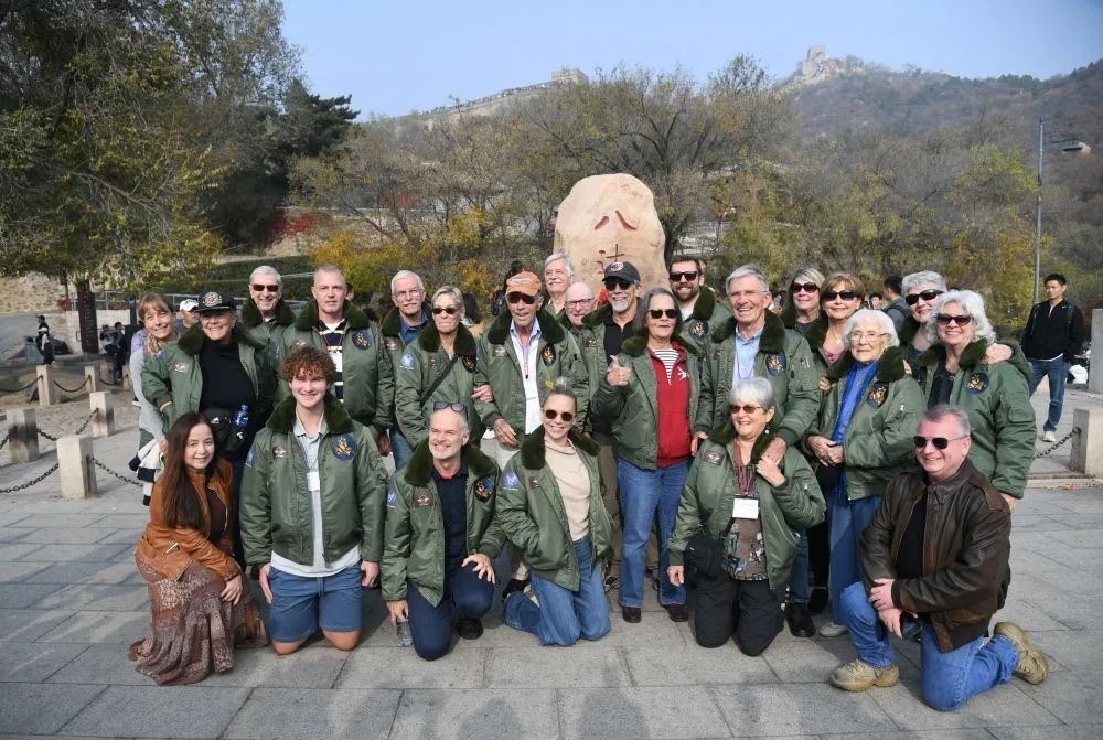 △2023年10月29日，飛虎隊(duì)老兵莫耶一行人在北京八達(dá)嶺長(zhǎng)城合影留念。