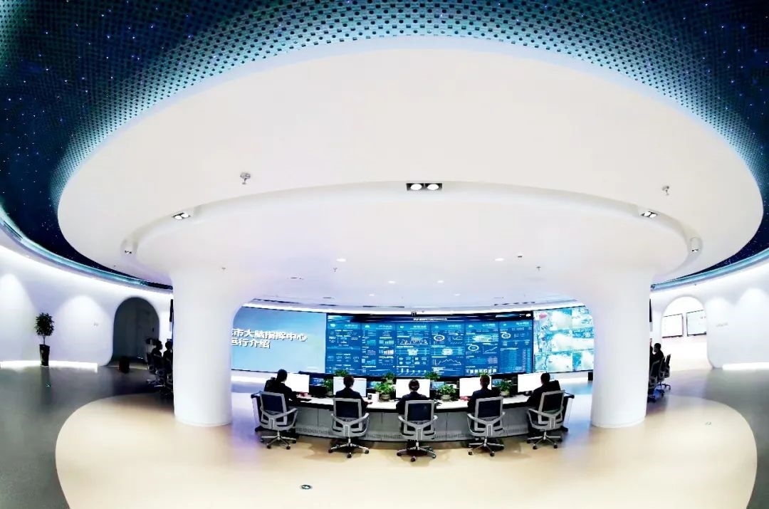 2021年2月2日，江西省撫州市東鄉(xiāng)區(qū)城市大腦指揮中心，工作人員通過(guò)城市大腦指揮平臺(tái)實(shí)時(shí)監(jiān)控、抓取、分析相關(guān)案件。