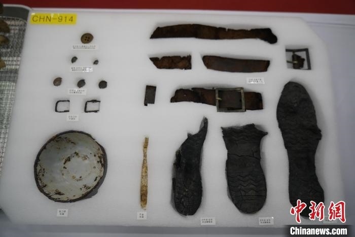 當?shù)貢r間11月22日上午，第十批在韓中國人民志愿軍烈士遺骸裝殮儀式在韓國舉行。圖為裝殮儀式現(xiàn)場拍攝的部分志愿軍烈士遺物。中新社記者劉旭 攝