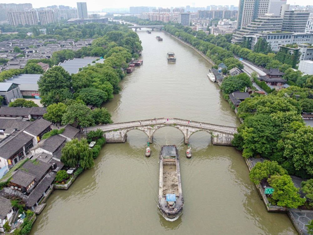 2022年5月27日，貨船通過(guò)京杭大運(yùn)河杭州段拱宸橋。（新華社記者江漢 攝）