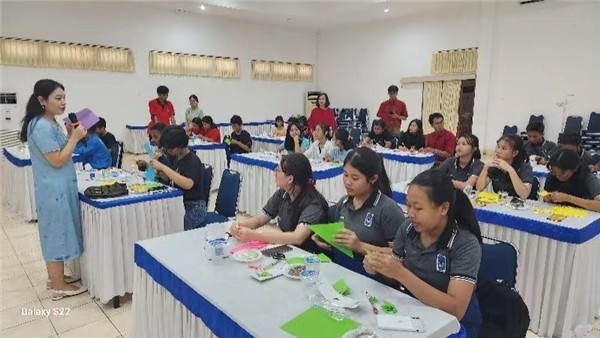 巴陵康孔子學(xué)院中方院長朱敏霞講解中國的二十四節(jié)氣。主辦方供圖