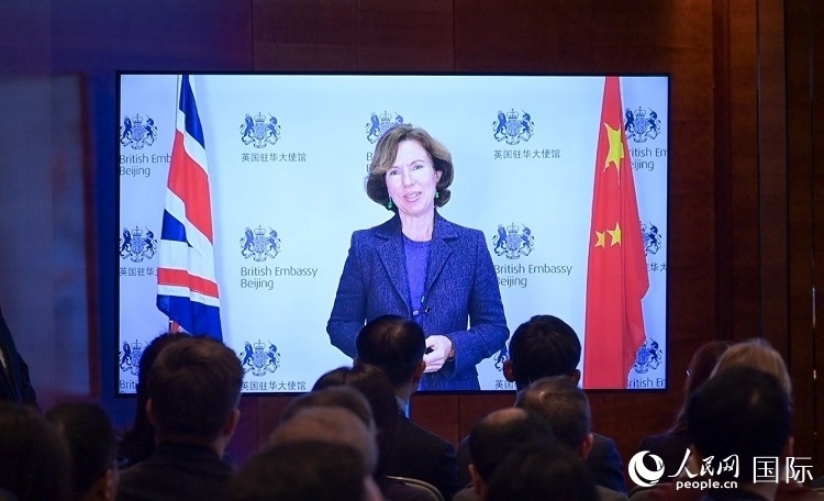 英國駐華大使吳若蘭發(fā)表視頻主旨演講。人民網(wǎng) 郭錦標 攝