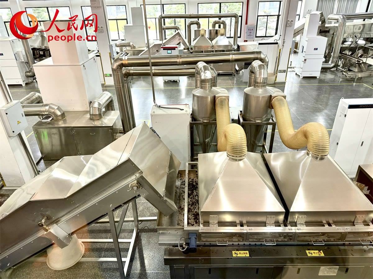 品品香白茶精制自動(dòng)化生產(chǎn)廠房。人民網(wǎng)記者 劉微攝