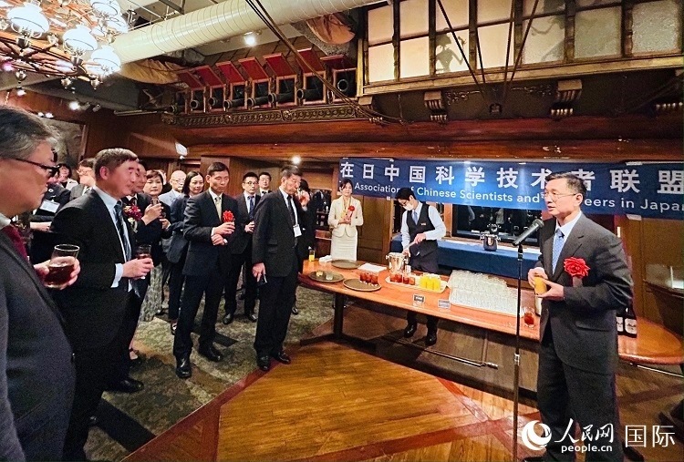 中國駐日本大使館教育處公使銜參贊杜柯偉在紀念酒會上致祝酒詞。人民網(wǎng) 許可攝