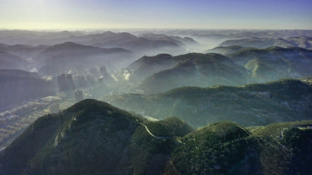 陜西省延安市吳起縣的山山峁峁被茂密的山林覆蓋（2021年12月20日攝，無人機照片）。新華社記者 陶明 攝