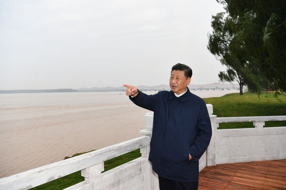 2019年9月16日至18日，中共中央總書記、國家主席、中央軍委主席習(xí)近平在河南考察。這是17日下午，習(xí)近平在鄭州黃河國家地質(zhì)公園，眺望黃河鄭州段。新華社記者 謝環(huán)馳 攝