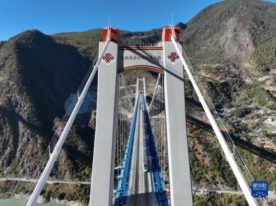 11月25日，列車通過麗香鐵路金沙江特大橋（無人機(jī)照片）。