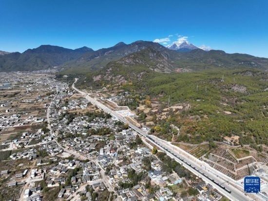 11月25日在麗江市境內(nèi)拍攝的即將開通的麗香鐵路（無人機(jī)照片）。