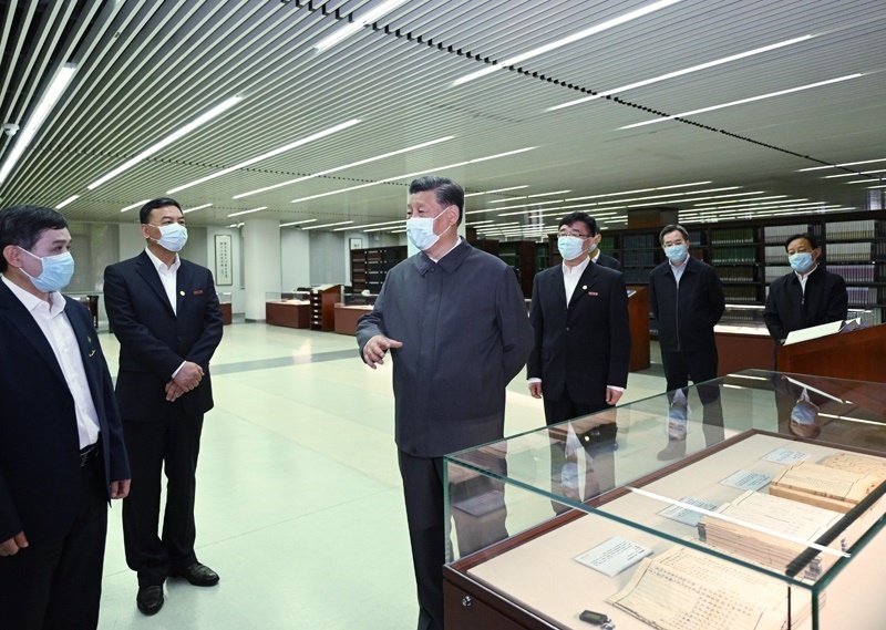 2022年4月25日，習(xí)近平來到中國人民大學(xué)考察調(diào)研。這是他在圖書館考察。