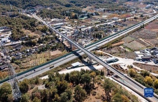 11月25日在麗江市境內(nèi)拍攝的即將開通的麗香鐵路（無人機(jī)照片）。