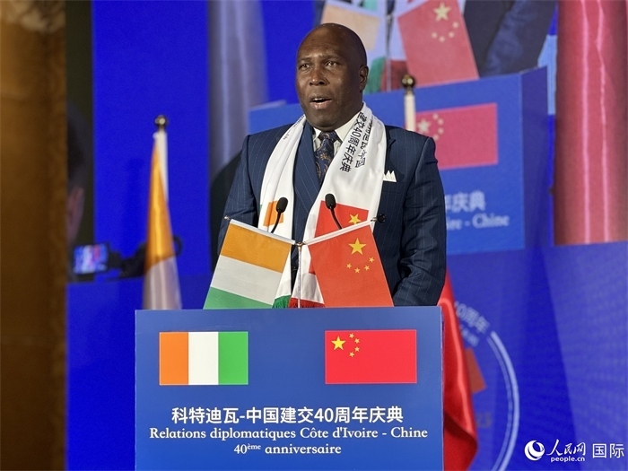 科特迪瓦駐華大使多索·阿達(dá)馬在招待會上致辭。人民網(wǎng) 謝瑩攝