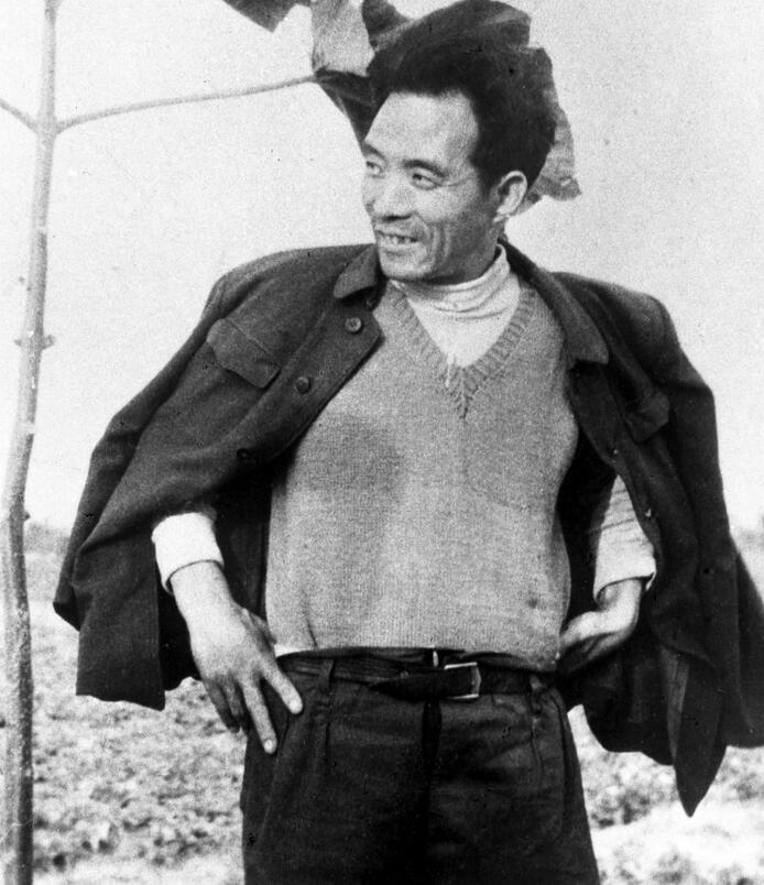 這是焦裕祿當(dāng)年滿懷豪情地在泡桐樹前留影。新華社發(fā)（1990年5月10日發(fā)）