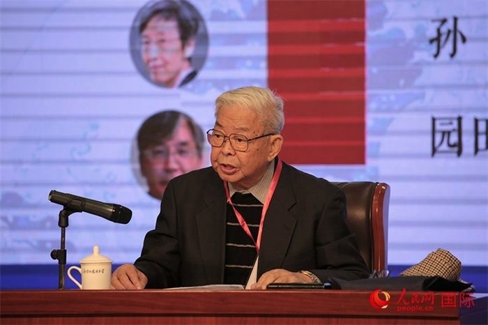 北京外國語大學(xué)北京日本學(xué)研究中心原主任嚴(yán)安生發(fā)表主旨演講。人民網(wǎng)記者 張麗婭攝