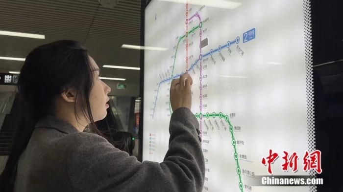李佳夢(mèng)正在坐地鐵。呂盛楠 攝