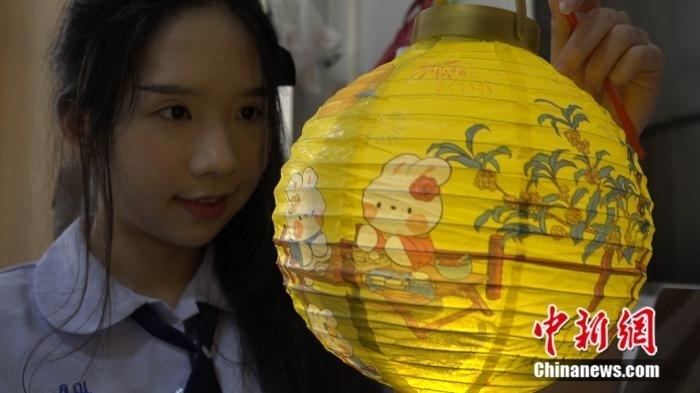 李佳夢(mèng)正在做兔子花燈。呂盛楠 攝