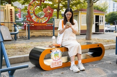 廣州增城區(qū)荔城街金竹社區(qū)的智慧座椅。（金竹社區(qū)供圖）