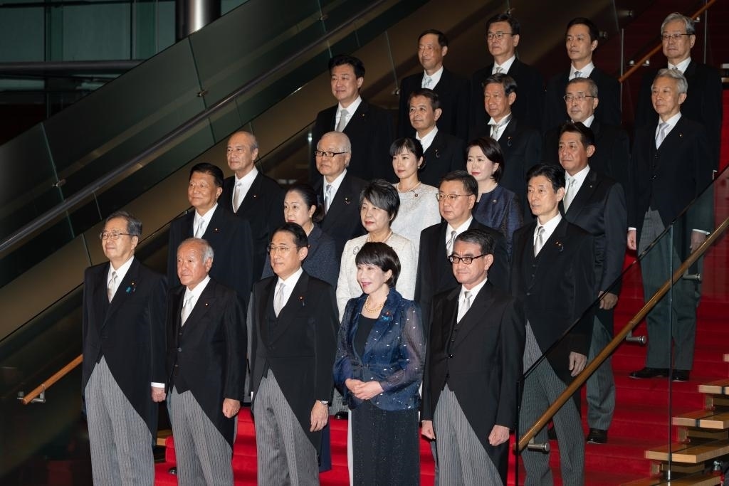 9月13日，日本首相岸田文雄（前排中）在東京的首相官邸率閣僚合影。新華社記者張笑宇攝