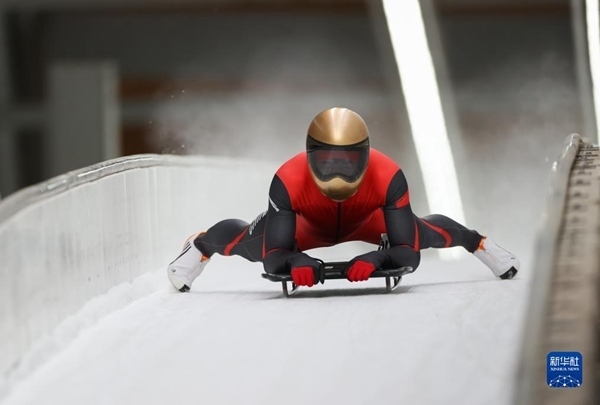 11月25日，天津隊(duì)選手閆文港在比賽中抵達(dá)終點(diǎn)。新華社記者 王楷焱 攝