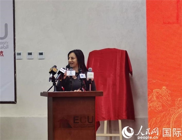 埃及中國(guó)大學(xué)副董事長(zhǎng)索娜塔致辭。人民網(wǎng)記者 沈小曉攝