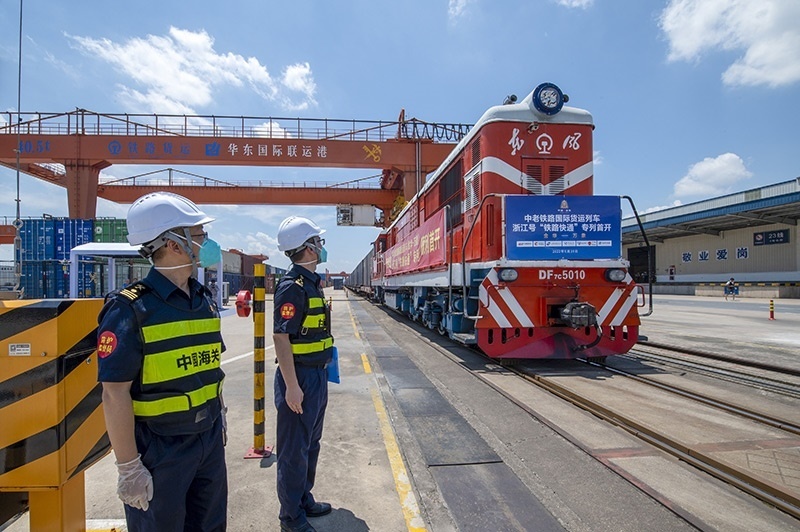 2022年6月29日，浙江金華，中老鐵路國(guó)際貨運(yùn)列車浙江號(hào)“鐵路快通”首趟專列經(jīng)海關(guān)監(jiān)管后，從金華南站鳴笛啟程，經(jīng)磨憨口岸駛向老撾萬(wàn)象。