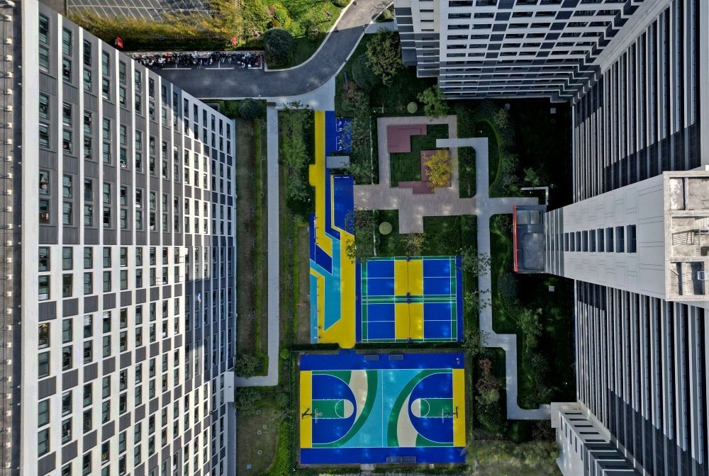 社區(qū)內的運動場地設施（無人機照片）。
