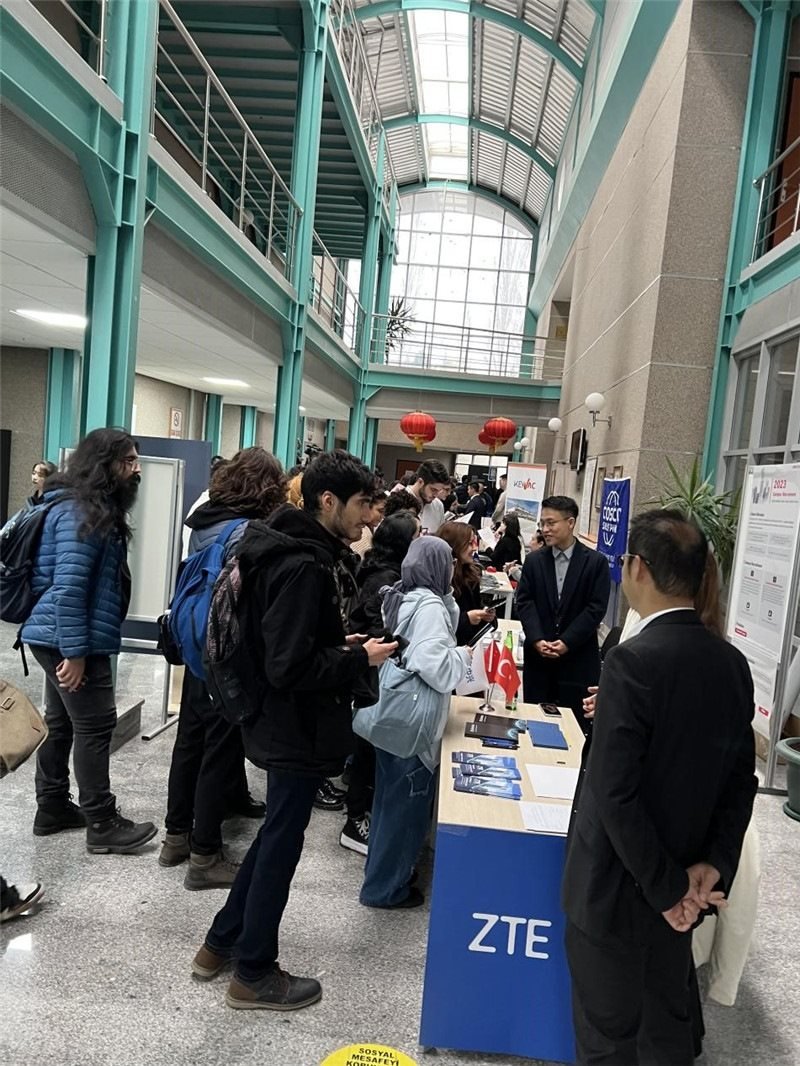 土耳其大學(xué)生在中企展臺(tái)交流。主辦方供圖