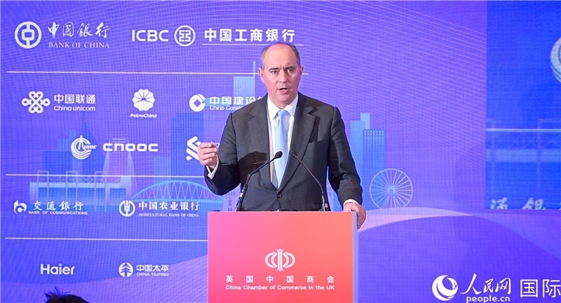 英國商業(yè)貿(mào)易部國務(wù)大臣（投資大臣）多米尼克·約翰遜與會(huì)。人民網(wǎng) 郭錦標(biāo)攝