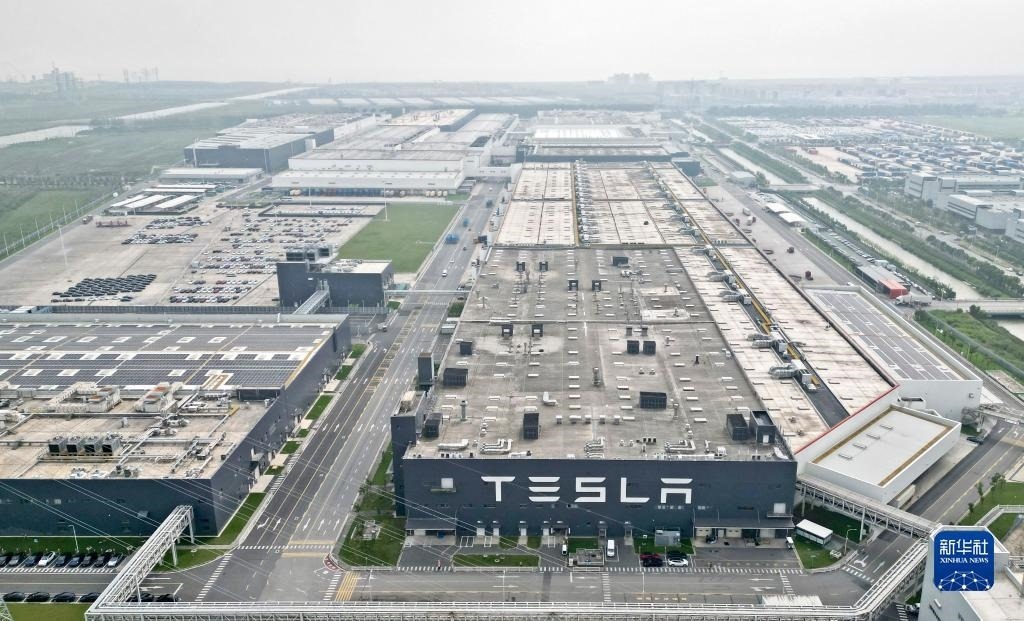 這是在中國（上海）自由貿(mào)易試驗(yàn)區(qū)臨港新片區(qū)拍攝的特斯拉上海超級(jí)工廠（2023年9月26日攝，無人機(jī)照片）。新華社記者 劉穎 攝