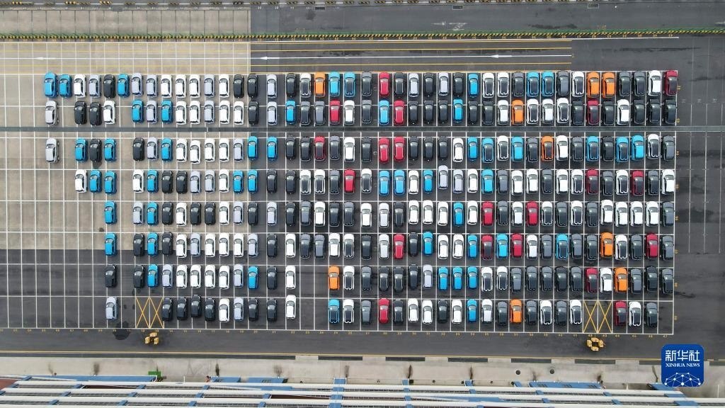 這是2023年7月9日在上海外高橋海通汽車碼頭拍攝的等待裝船運(yùn)往澳大利亞的上汽MG品牌汽車和新能源車（無人機(jī)照片）。新華社記者 方喆 攝