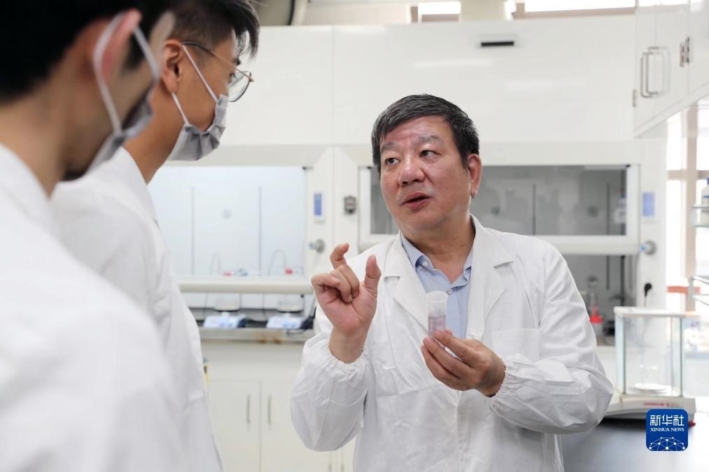 中國科學(xué)院院士、國家自然科學(xué)獎(jiǎng)一等獎(jiǎng)得主趙東元在復(fù)旦大學(xué)實(shí)驗(yàn)室里指導(dǎo)學(xué)生（2023年9月2日攝）。新華社記者 劉穎 攝