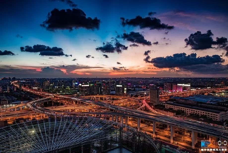 傍晚時刻的上海立交橋。新華網(wǎng)發(fā) 田橫 攝