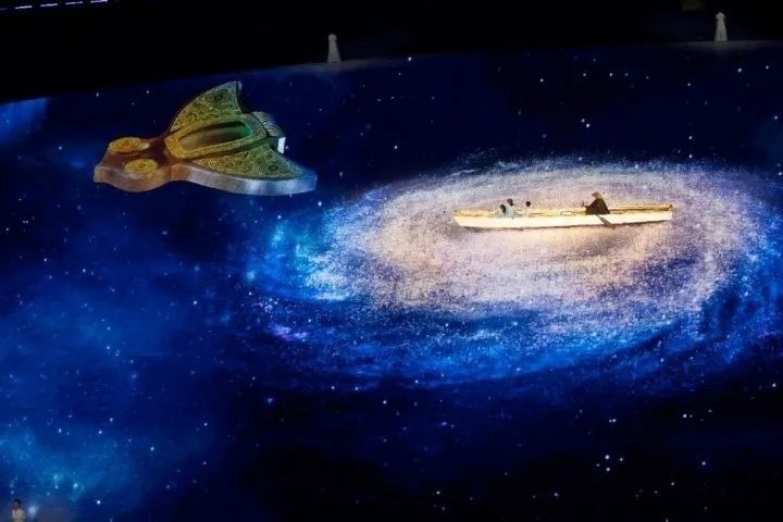 杭州第4屆亞殘運(yùn)會(huì)閉幕式上，吉祥物飛飛幻化回良渚玉鳥的模樣，盤旋于夜色之中。記者 倪雁強(qiáng) 董旭明 攝