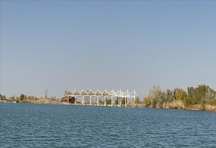 2023年11月1日，督察組拍攝到弱水花海景區(qū)建有人工湖及水上游樂設(shè)施。（中央第四生態(tài)環(huán)境保護督察組供圖）