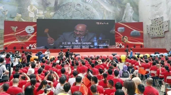 2019年7月6日，杭州市民揮舞國旗慶祝良渚古城遺址獲準(zhǔn)列入世界遺產(chǎn)名錄。記者 吳煌 倪雁強(qiáng) 攝