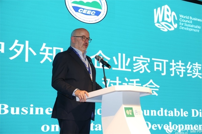 世界可持續(xù)發(fā)展工商理事會會長兼主席貝德凱致辭。人民網(wǎng)記者任皓宇攝